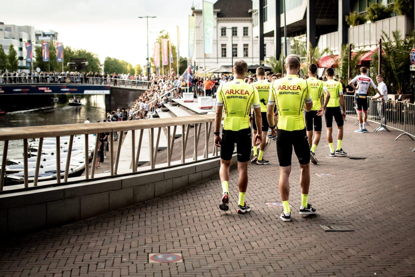 maillot-arkea-vuelta-2022-jaune