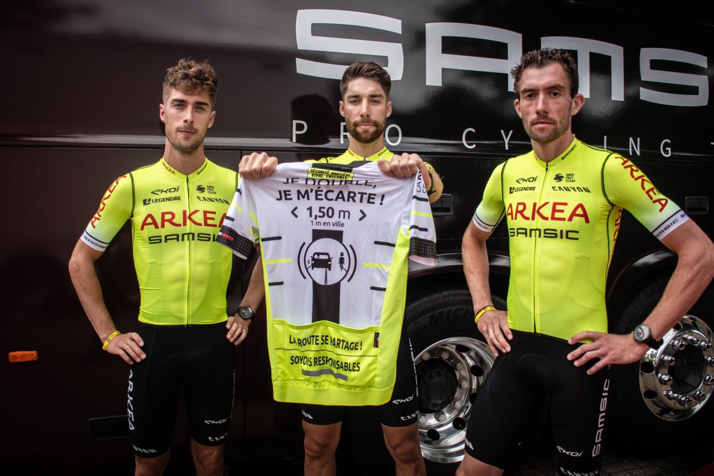 maillot-arkea-vuelta-2022-jaune-la-route-se-partage