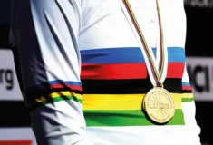 Image de l'article Pourquoi le maillot de Champion du Monde est appelé arc en ciel ?