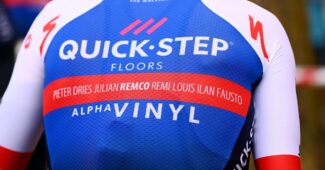 Image de l'article Quick Step – Alpha Vinyl portait un maillot spécial sur la dernière étape de la Vuelta 2022