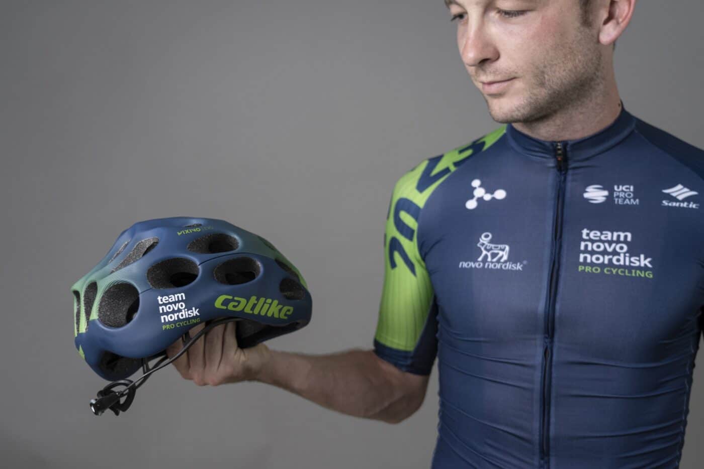 Casque de l'équipe Novo Nordisk 2023