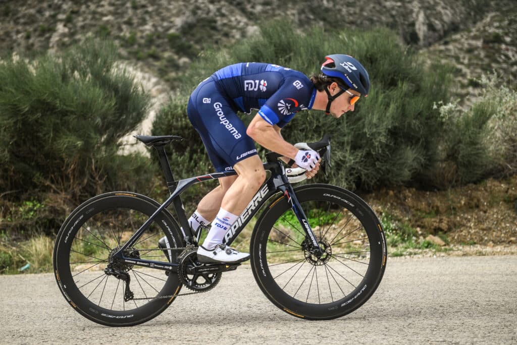 L equipe Groupama FDJ sera equipee de casques et lunettes Julbo