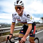 Remco Evenepoel présente son maillot de Champion du Monde pour 2023