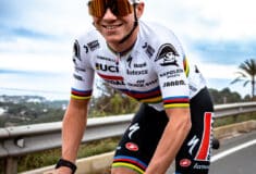 Image de l'article Remco Evenepoel présente son maillot de Champion du Monde pour 2023