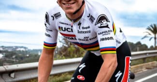 Image de l'article Remco Evenepoel présente son maillot de Champion du Monde pour 2023