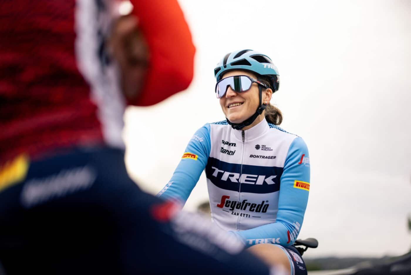 Trek Segafredo roulera avec des lunettes 100 velopack