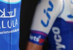 Image de l'article Jayco AlUla dévoile les maillots 2023 de ses équipes WorldTour