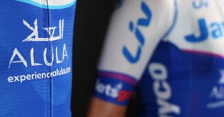 Image de l'article Jayco AlUla dévoile les maillots 2023 de ses équipes WorldTour