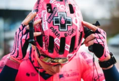 Image de l'article Paris Roubaix : Quand Muc-Off personnalisait les casques d’EF Education Nippo