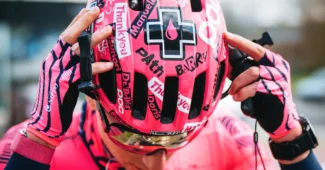 Image de l'article Paris Roubaix : Quand Muc-Off personnalisait les casques d’EF Education Nippo