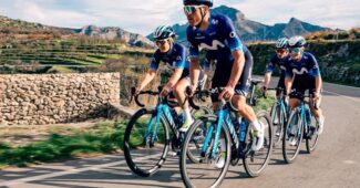 Image de l'article Chaussures Fizik : quels modèles sont portés par l’équipe Movistar ?