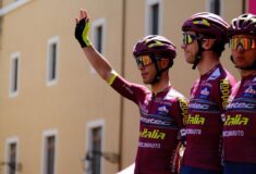 Image de l'article Le Team Corratec modifie son maillot pour le Giro