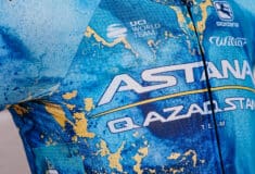 Image de l'article L'équipe Astana rend hommage au Kazakhstan avec son maillot du Tour 2023