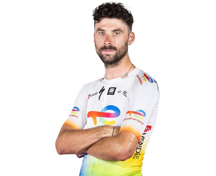 maillot team total energies vuelta 2023