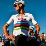 Mathieu Van Der Poel présente son maillot de Champion du Monde