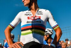 Image de l'article Mathieu Van Der Poel présente son maillot de Champion du Monde