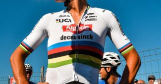 Image de l'article Mathieu Van Der Poel présente son maillot de Champion du Monde
