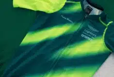 Image de l'article L’équipe de F1 Aston Martin sort son maillot de cyclisme