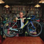 Chris Froome roule sur un vélo Factor dessiné par Paul Smith