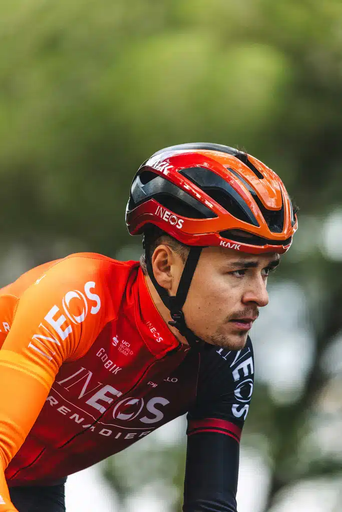 Tom Pidcock présente ses trois maillots pour 2024