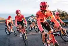 Image de l'article EF Education - EasyPost avec un (joli) maillot rose et jaune pour 2024