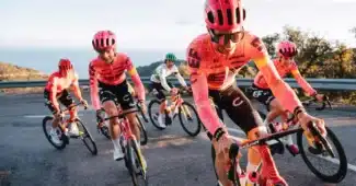 Image de l'article EF Education – EasyPost avec un (joli) maillot rose et jaune pour 2024