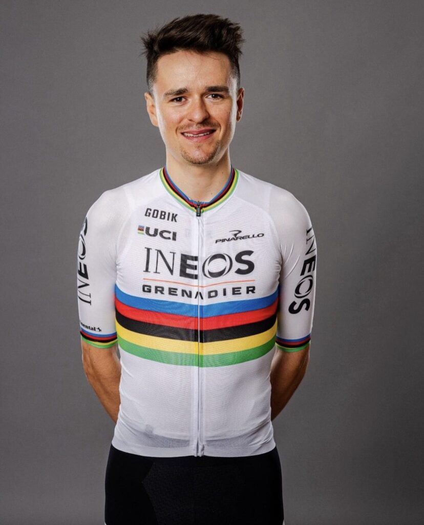 Tom Pidcock présente ses trois maillots pour 2024