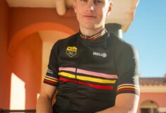 Image de l'article Visma Lease a Bike dévoile un maillot sans sponsor pour ses supporters