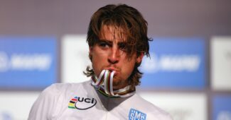 Image de l'article Pourquoi le maillot de champion du monde de cyclisme est aux couleurs des Jeux Olympiques ?