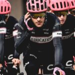 Sur le Tour des Flandres EF Education – EasyPost porte un maillot noir vintage