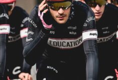 Image de l'article Sur le Tour des Flandres EF Education - EasyPost porte un maillot noir vintage