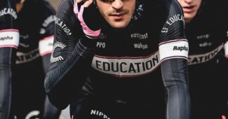 Image de l'article Sur le Tour des Flandres EF Education – EasyPost porte un maillot noir vintage