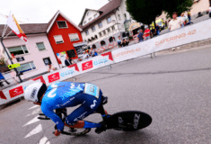 Image de l'article Pourquoi l'équipe Movistar porte un dossard bleu sur le Tour de Suisse ?