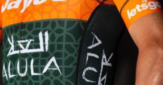Image de l'article Jayco AlUla présente un nouveau maillot orange pour le Tour de France 2024