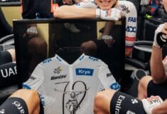 Image de l'article Tadej Pogacar a reçu un maillot blanc du Tour de France collector
