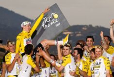 Image de l'article UAE Team Emirates célèbre la victoire de Pogacar avec un maillot spécial