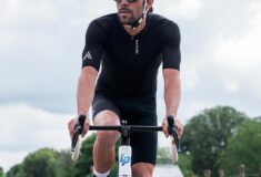 Image de l'article Lapierre dévoile les kits cadres Thibaut Pinot : Un hommage à la carrière d’un champion