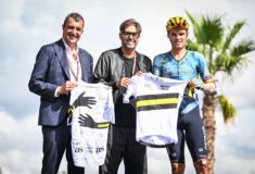 Image de l'article La Vuelta 2024 : un maillot solidaire distribué en symbole d’unité et de transformation sociale