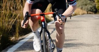 Image de l'article Julian Alaphilippe pose avec le maillot 2025 de la Tudor Pro Cycling Team