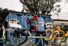 Image de l'article Milan-San Remo 2025 : ARKEA B&B HOTELS célèbre les 140 ans de Bianchi avec un maillot collector