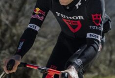 Image de l'article Une montre de dessinée sur le maillot 2025 de la Tudor Pro Cycling Team