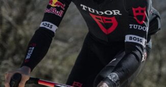 Image de l'article Une montre de dessinée sur le maillot 2025 de la Tudor Pro Cycling Team