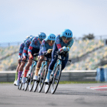 Pourquoi les coureurs d’Astana avaient-ils des couvre-chaussures de couleurs différentes ?