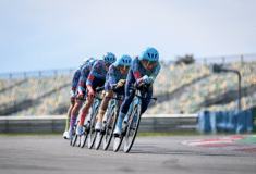 Image de l'article Pourquoi les coureurs d’Astana avaient-ils des couvre-chaussures de couleurs différentes ?