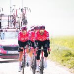 Paris-Roubaix 2025 : EF Education et Muc-Off dévoilent un casque spécial pour l’Enfer du Nord