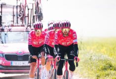 Image de l'article Paris-Roubaix 2025 : EF Education et Muc-Off dévoilent un casque spécial pour l’Enfer du Nord