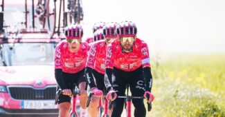 Image de l'article Paris-Roubaix 2025 : EF Education et Muc-Off dévoilent un casque spécial pour l’Enfer du Nord