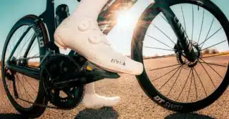 Image de l'article Fizik Vega Carbon : tout savoir sur la nouvelle chaussure route de la Movistar
