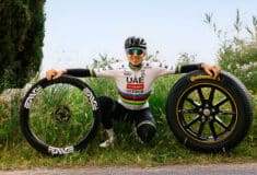 Image de l'article Tadej Pogacar : Colnago V5RS, casque MET, lunettes Scicon… tous ses équipements pour le Tour de France 2025