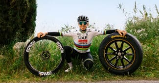 Image de l'article Tadej Pogacar : Colnago V5RS, casque MET, lunettes Scicon… tous ses équipements pour le Tour de France 2025